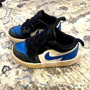 Nike velcro toddler sneakers / tennis shoes